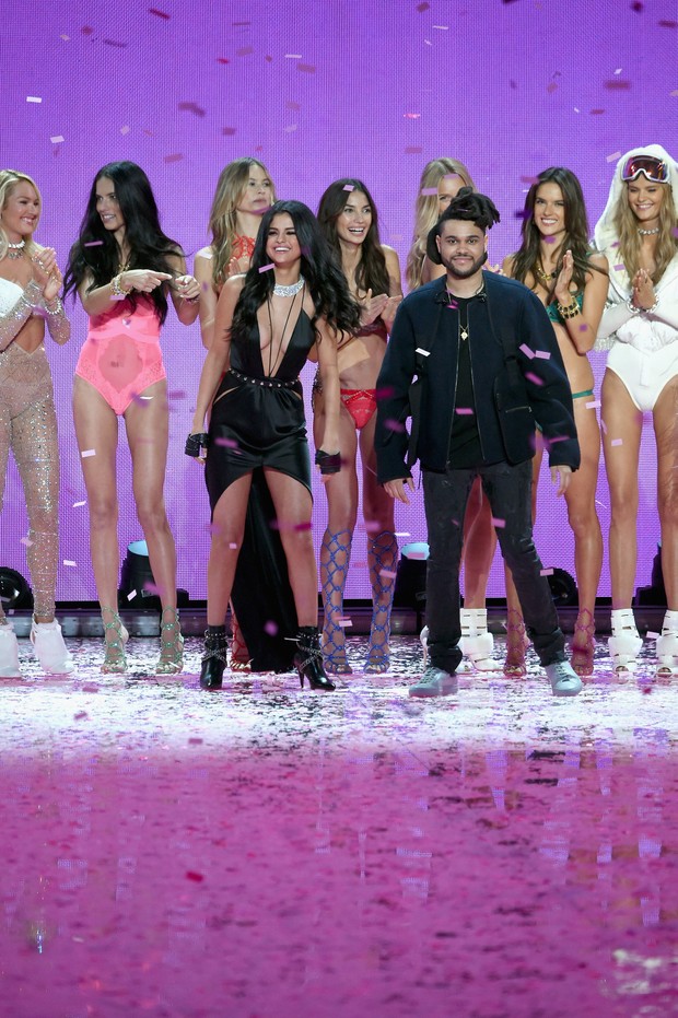 Selena Gomez e The Weeknd dividem o palco do Victoria&#39;s Secret Fashion Show, em 2015, em Nova York (Foto: Getty Image)
