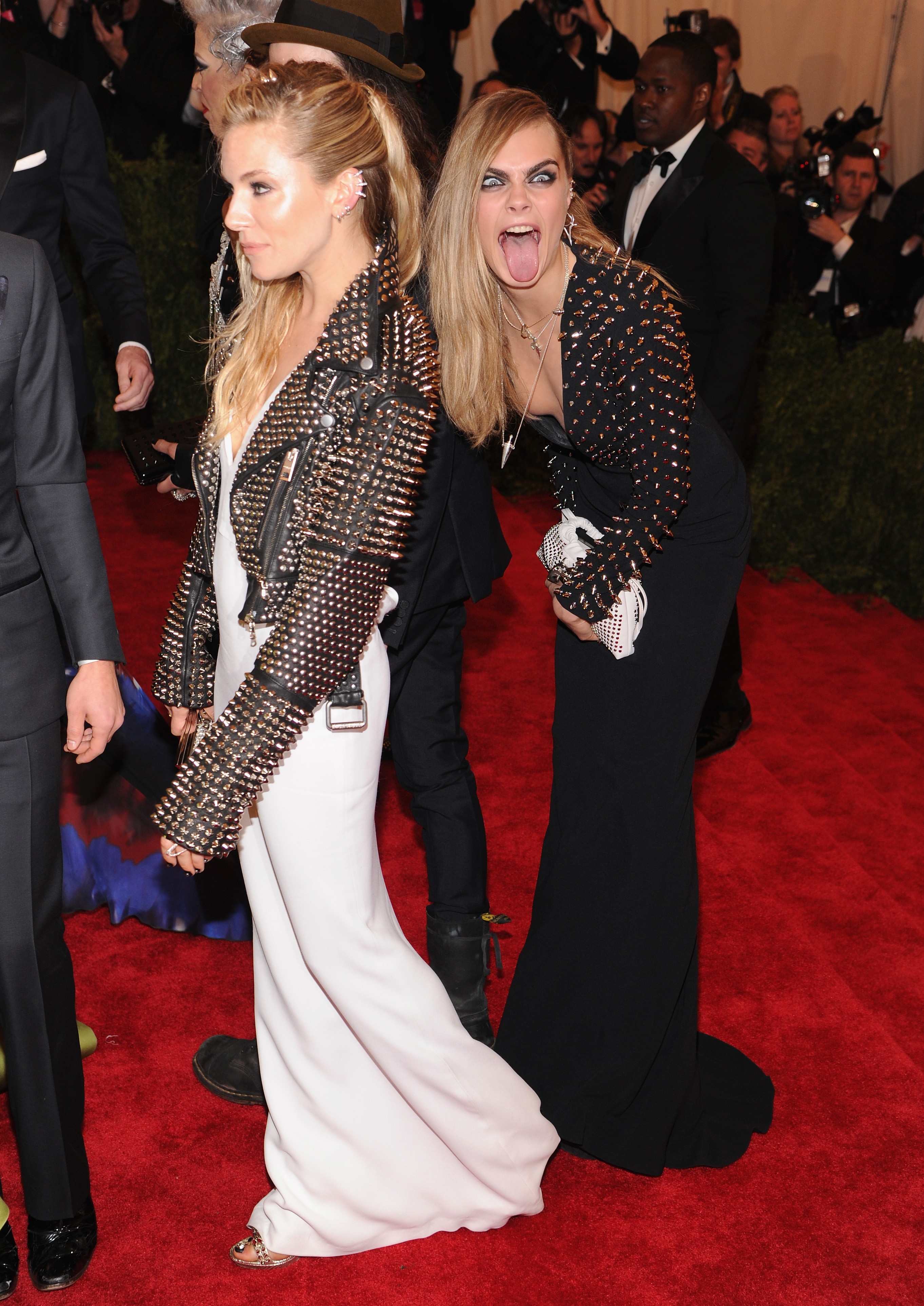 Sienna Miller e Cara Delevingne em 2013 (Foto: Getty Images)