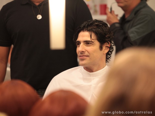 Reynaldo Gianecchini de cabelo molhado antes do corte (Foto: TV Globo/Estrelas)
