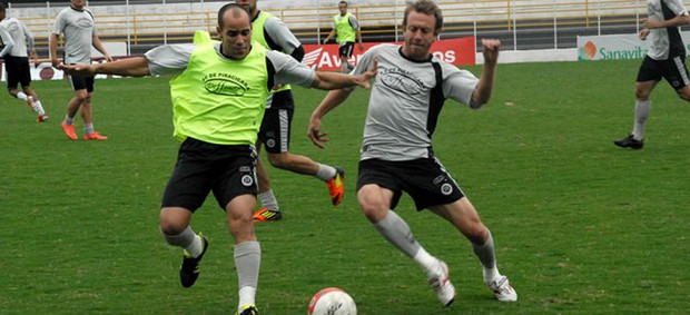 Givanildo disputa lance com André Cunha no treino do XV de Piracicaba (Foto: Fernando Galvão/XV de Piracicaba/Divulgação)