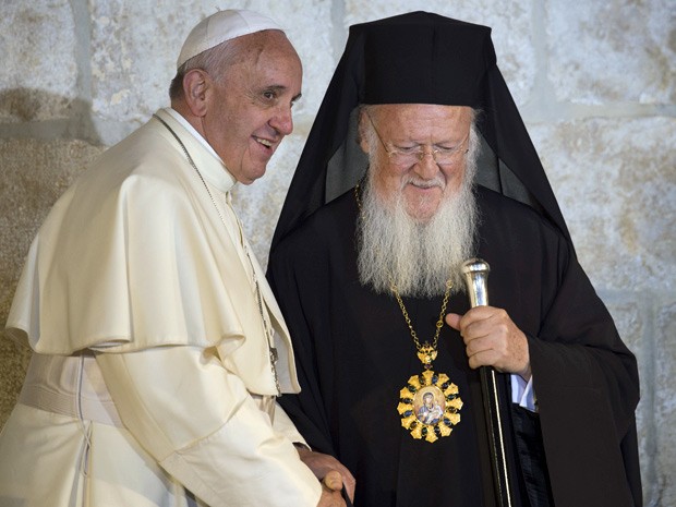 Papa Francisco e o patriarca ortodoxo de Constantinopla, Bartolomeu, na Basílica do Santo Sepulcro (Foto: Vincenzo Pinto/AFP)