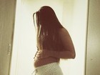 Micael Borges posta foto da mulher mostrando a barriguinha de grávida