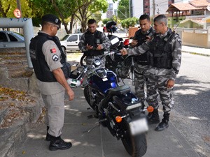 Segundo polícia, chave da moto foi levada por suspeitos para vítima não persegui-los (Foto: Walter Paparazzo/G1)