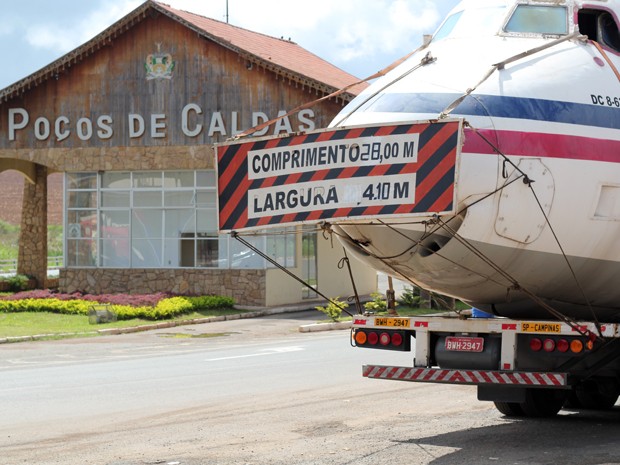 Após 12 horas na estrada, duas carretas com partes da aeronave chegaram a Poços.  (Foto: Jéssica Balbino/ G1)