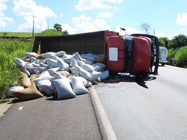 Tombamento foi registrado em rodovia, no trecho de Osvaldo Cruz (Foto: Valdemir Anselmo/Arquivo Pessoal)