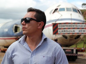 "É a realização de um sonho", diz Thiago Oliveira, que comprou a fuselagem (Foto: Jéssica Balbino/ G1)