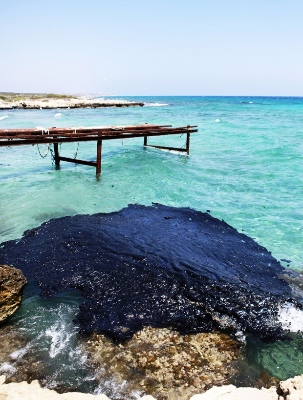 Manchas de óleo na costa do Chipre (Foto: Birol Bebek/AFP)