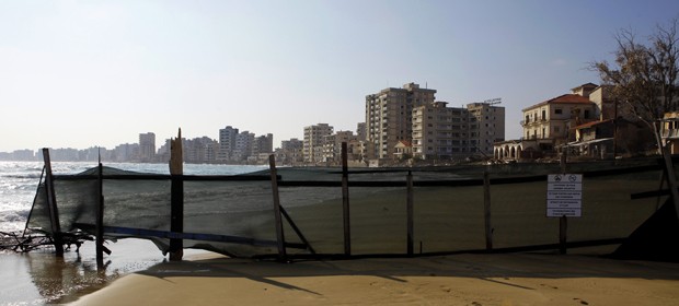 Hotéis desertos são vistos dentro de área cercada pelo exército turco na cidade de Varosha, no Chipre  (Foto: AP Photo/Petros Karadjias)