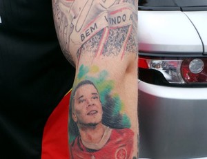 Braço de Felitti com as tatuagens do Inter (Foto: Divulgação / Inter) Braço de Felitti com as tatuagens do Inter (Foto: Divulgação / Inter)