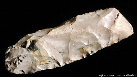 Este machado do período mesolítico foi encontrado no Mar do Norte por um pescador holandês em 1988 (Foto: BBC)