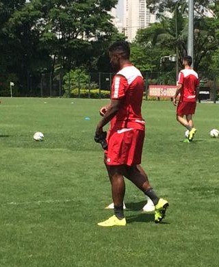 Michel Bastos treino São Paulo (Foto: Marcelo Hazan)