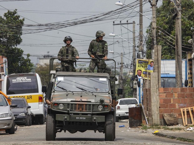 Exército reforça policiamento na Maré, onde alunos ficaram sem aulas após tiroteio (Foto: GUSTAVO OLIVEIRA/FUTURA PRESS/ESTADÃO CONTEÚDO)