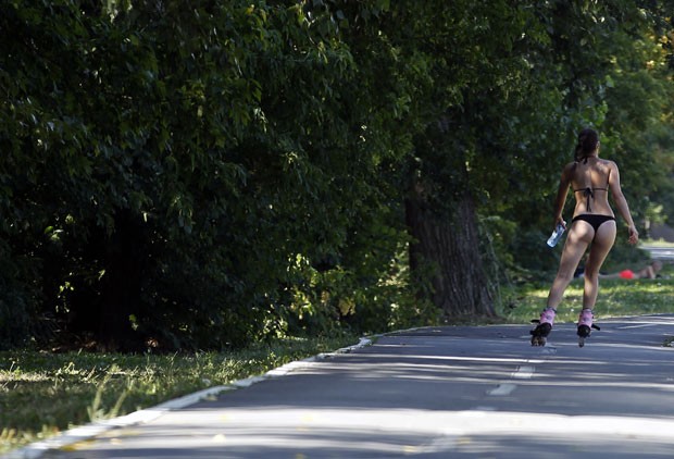 Jovem de fio-dental chamou atenção ao andar de patins perto do lago Ada Ciganlija (Foto: Darko Vojinovic/AP)