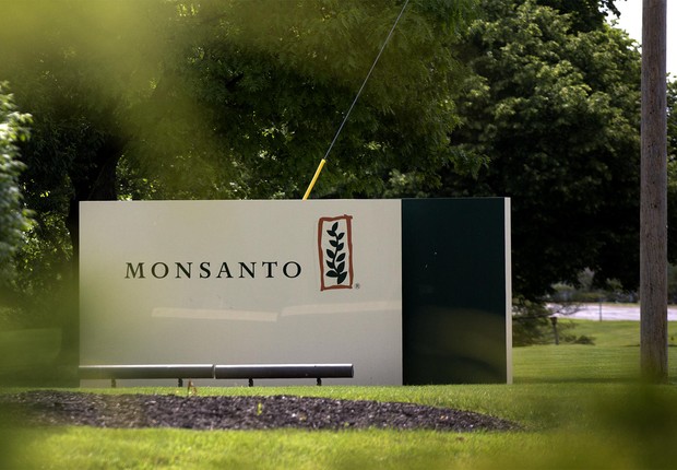 Logo da Monsanto diante da sede da empresa nos Estados Unidos (Foto: Reprodução/Facebook)