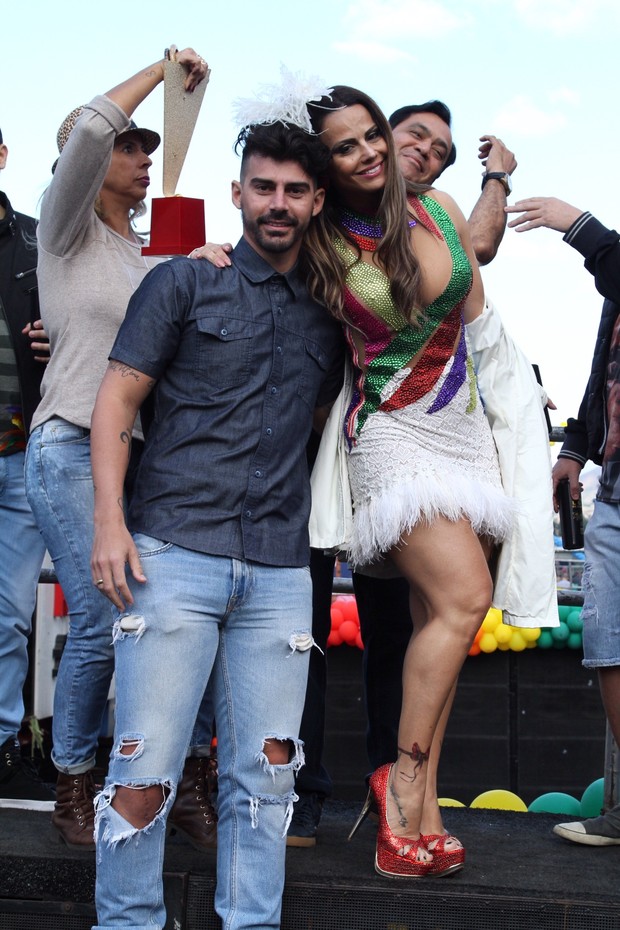 Viviane Araújo e Radamés na 16ª Parada LGBT de Madureira  (Foto: Anderson Borde / agnews)