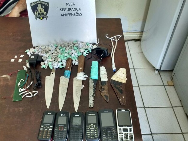 Armas e droga foram apreendidas no presídio de Canhotinho (Foto: Divulgação/Seres)
