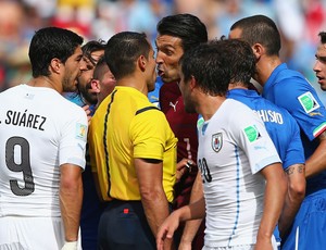 árbitro Marco Rodriguez, Buffon e Suarez Itália x Uruguai (Foto: Getty Images)