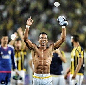 Nani comemora gol Fenerbahçe (Foto: Reprodução Instagram)