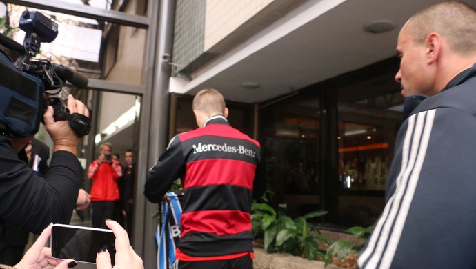 Schweinsteiger ganha camisa do Grêmio no hotel (Foto: Diego Guichard/GloboEsporte.com)