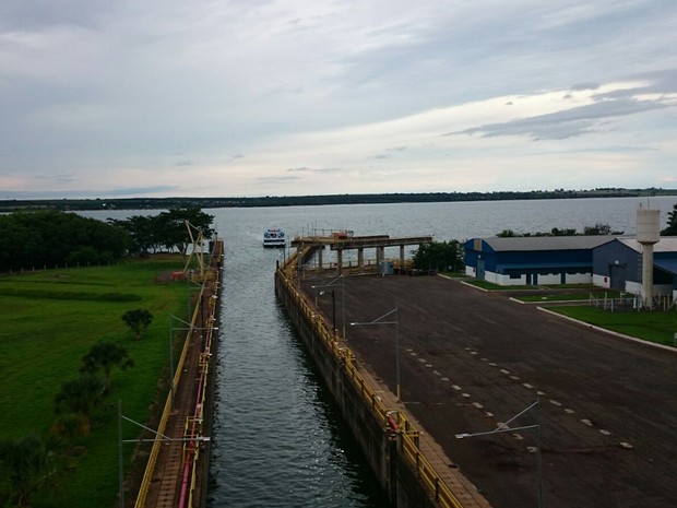 Abertura da hidrovia teve como solenidade passeio em barco turístico  (Foto: Marcos Lavezo/G1)