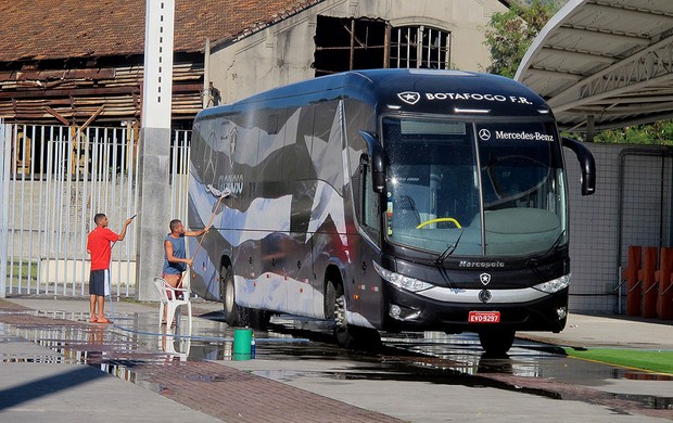 ônibus botafogo lavagem (Foto: Thales Soares)