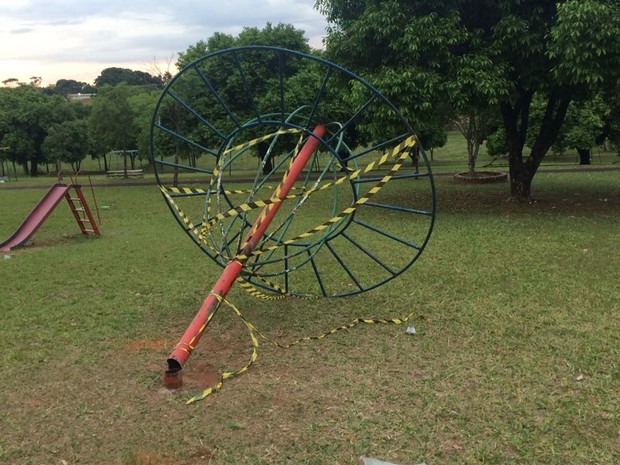 Brinquedo que caiu sobre menino chama 'Constelação' (Foto: Graciela Andrade/TV TEM) Brinquedo que caiu sobre menino chama 'Constelação' (Foto: Graciela Andrade/TV TEM)
