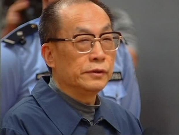 O ex-ministro chinês das Ferrovias compareceu neste domingo a um tribunal de Pequim acusado de abuso de poder e corrupção (Foto: CCTV/Reuters)