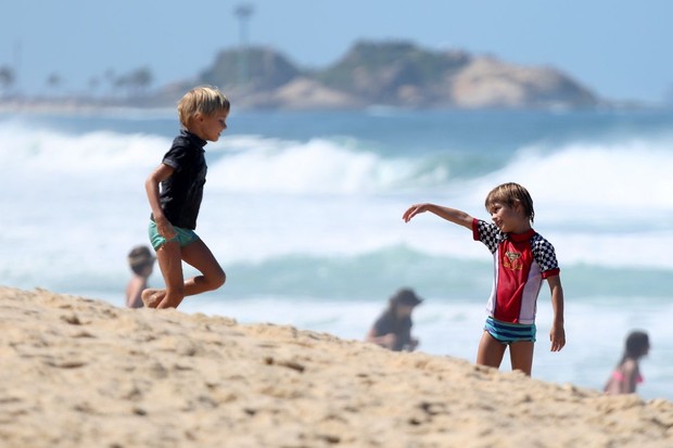 Fernanda Lima e Rodrigo Hilbert e os filhos na praia (Foto: Andre Freitas/agnews)