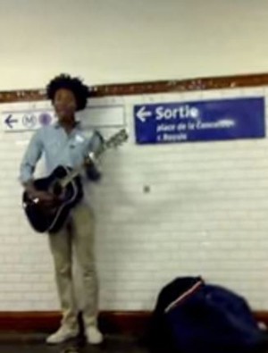 Clementine cantava no metrô de Paris (Foto: Reprodução / YouTube)