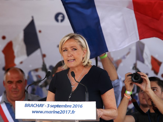 Marine Le Pen fala em comício neste sábado (3) em Brachay, na França (Foto: FRANCOIS NASCIMBENI / AFP)