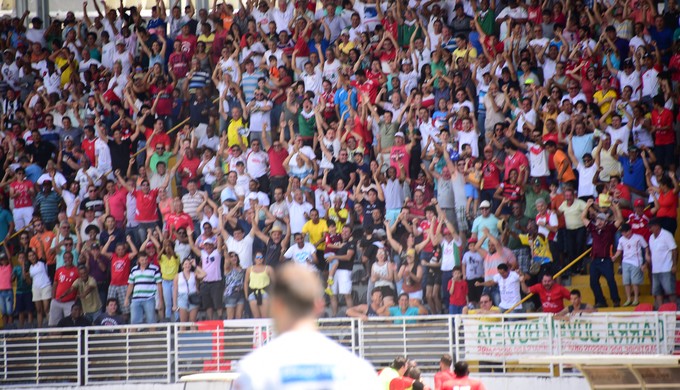 Torcida do Boa Esporte explode de alegria após gol de Genesis (Foto: Chiarini Jr.) Torcida do Boa Esporte explode de alegria após gol de Genesis (Foto: Chiarini Jr.)
