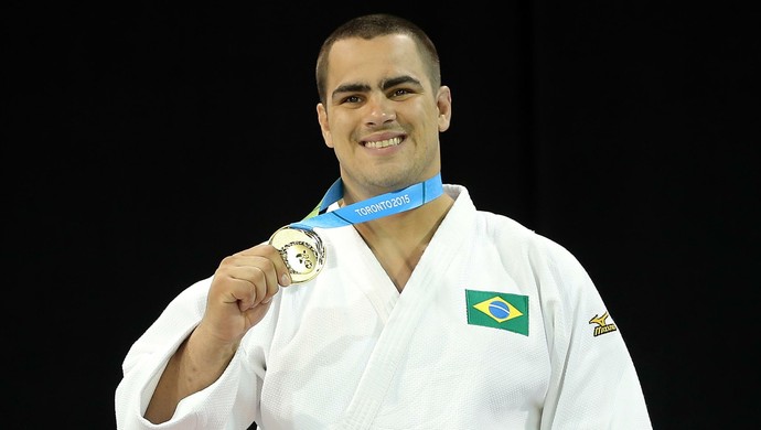 David Moura vibra no pódio com sua medalha de ouro no Pan (Foto: Matt Detrich/Reuters)