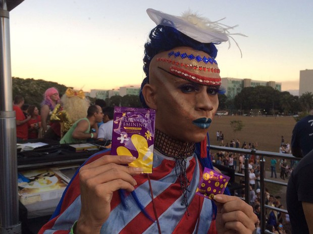 O personagem andrógeno Nell Dançarino, que participou da19ª Parada do Orgulho LGBT em Brasília neste domingo (26) (Foto: Mateus Vidigal/G1) O personagem andrógeno Nell Dançarino, que participou da19ª Parada do Orgulho LGBT em Brasília neste domingo (26) (Foto: Mateus Vidigal/G1)
