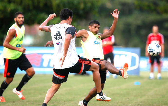 Jogadores do Flamengo treinam sem caneleira e com meia soquete (Foto: Gilvan de Souza / Flamengo)
