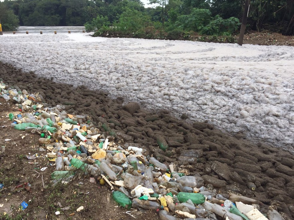 Lixo também se acumula às margens do rio (Foto: Thiago Ariosi/TV TEM)