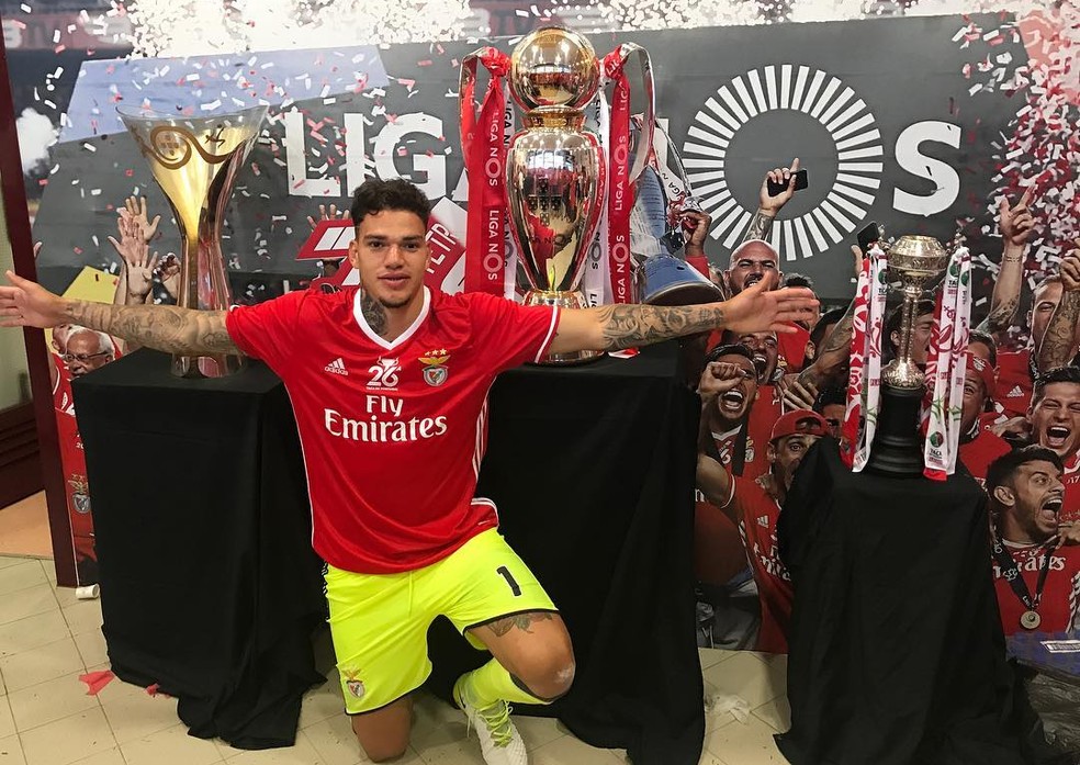 Ederson celebra conquistas do Benfica: goleiro foi formado na base do São Paulo (Foto: Reprodução/Instagram)