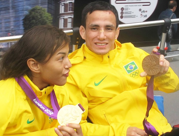 Sarah Menezes e Felipe, mostram medalhas (Foto: Lydia Gismondi / Globoesporte.com)