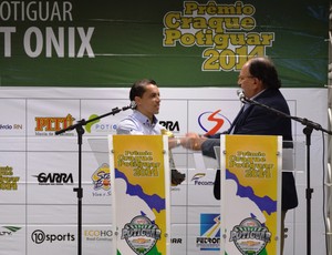 Joan recebe troféu de José Vanildo - reconhecimento pelos feitos no esporte (Foto: Divulgação/10 Sports)