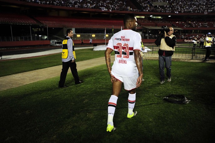 Breno lesão São Paulo x Goiás Campeonato Brasileiro 2015 (Foto: Marcos Ribolli)