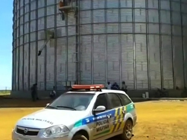 Trabalhador morre após cair dentro de silo cheio de soja, em Catalão, Goiás (Foto: Reprodução/TV Anhanguera)