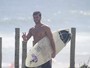 Klebber Toledo exibe a boa forma em dia de surf