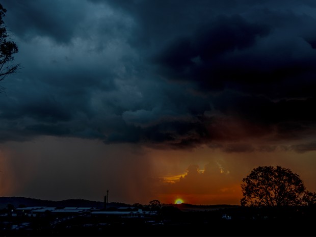 Fotógrafo registra temporal durante pôr do sol em Varginha, MG (Foto: Rodrigo Naves / Arquivo pessoal)