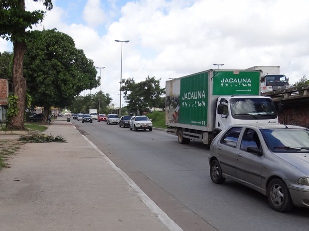 Entorno da BR-101, na Zona Oeste da capital, tem pontos crônicos de alagamento (Foto: Penélope Araújo/G1)