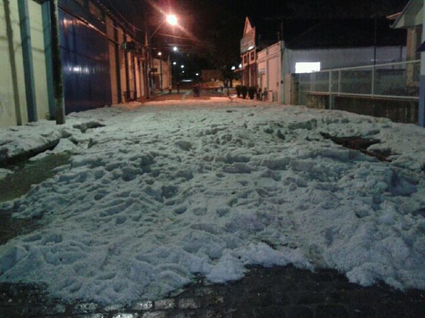 Chuva de granizo deixou camada de gelo em ruas de São Sebastião do Paraíso (Foto: Alessandra Robuste)