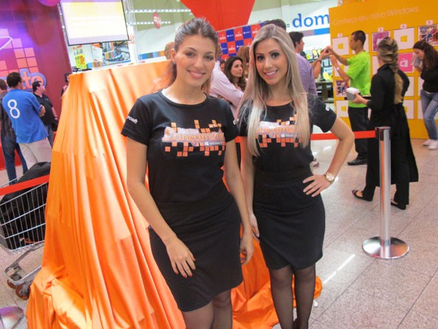 Modelos recebem os compradores do Windows 8 em supermercado de São Paulo (Foto: Gustavo Petró/G1)