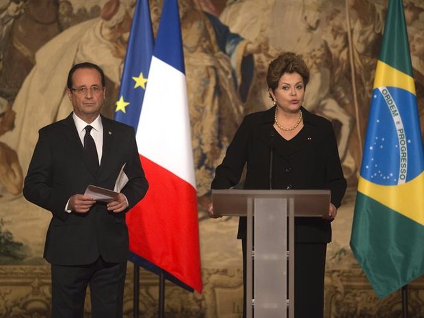 A presidente Dilma Rousseff discursa na França ao lado do presidente François Hollande  (Foto: EFE)