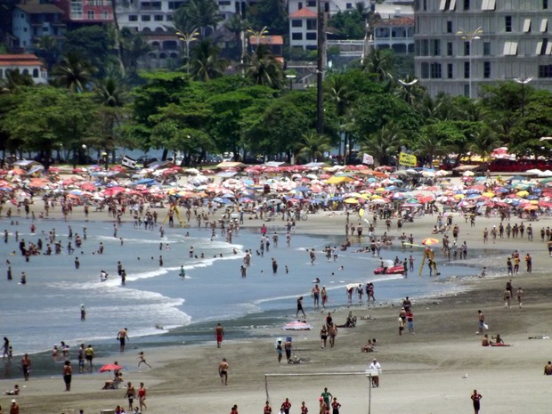 Calor leva milhares de pessoas às praias de São Vicente, no litoral de SP (Foto: Ivair Vieira Jr/G1) Calor leva milhares de pessoas às praias de São Vicente, no litoral de SP (Foto: Ivair Vieira Jr/G1)
