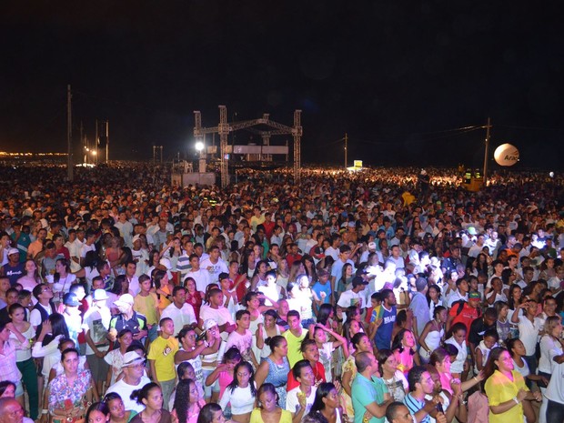 Milhares de pessoas ocuparam a areia da praia em Aracaju (Foto: Marina Fontenele/G1)