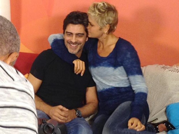 Xuxa é só carinho com o amado Junno (Foto: Divulgação / Xuxa Produções)