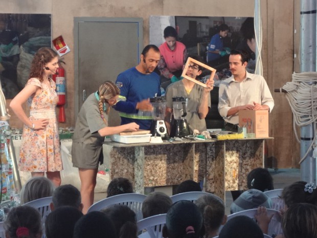 Espetáculos são interativos com o público (Foto: Assessoria de Imprensa / Palco de Reciclagem)